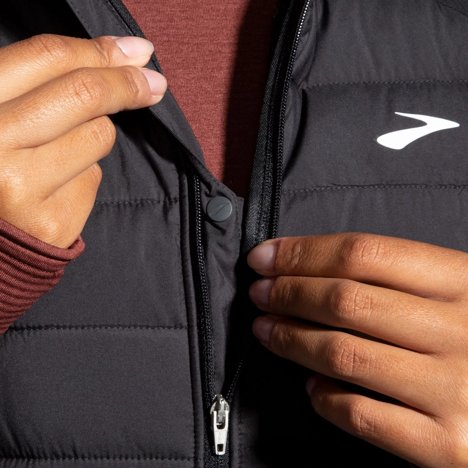 Women's Brooks Shield Hybrid Vest 2.0 - 221556-001 5 Women's Brooks Shield Hybrid Vest 2.0 - 221556-001 - Image 5