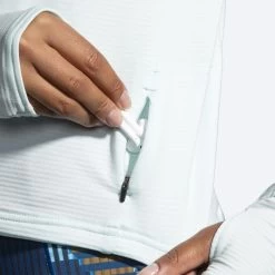 BROOKS Women's Notch Thermal Long Sleeve 2.0 (490 - Ice Blue) -Brooks Store 221567 490 d1 notch thermal long sleeve womens long sleeve running shirt