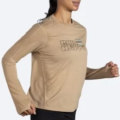 BROOKS Women's Distance Graphic Long Sleeve (277 - Heather Oatmeal/Run Happy) -Brooks Store 221599 277 mv distance graphic womens long sleeve running shirt